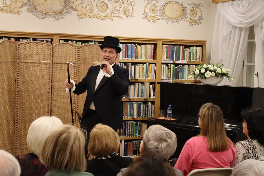 Dariusz Kordek rozśpiewał Pułtusk. Tłumy na Dniu Kobiet w bibliotece