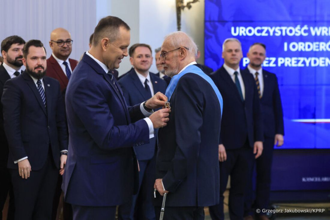 Order Orła Białego dla twórcy mławskiego pomnika. Kim jest prof. Stanisław Radwański?