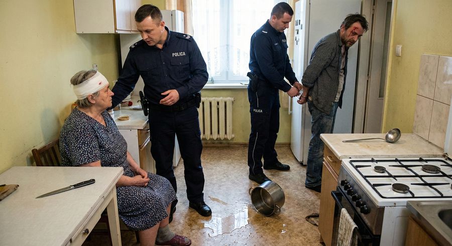 Horror w Pułtusku. Wylał na rodziców wrzątek, potem rzucił się na policjantkę