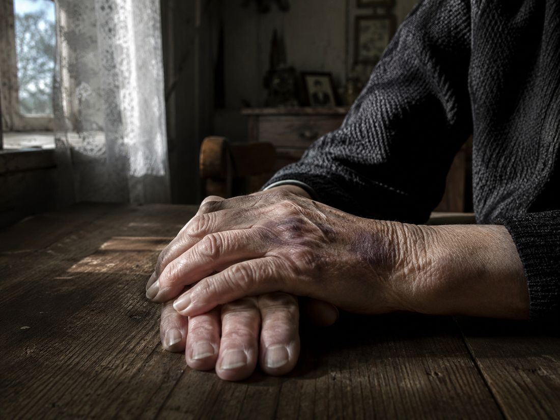 Brutalny napad w Pułtusku. 84-latka skatowana we własnym domu. Jeden napastnik w areszcie, drugi na wolności 