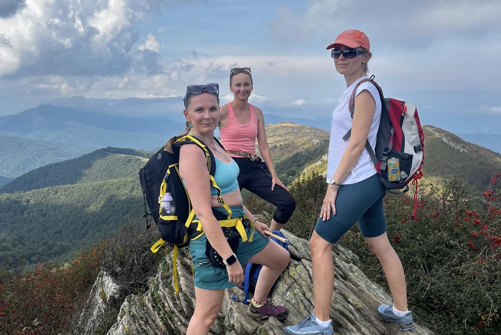 Na skalnym tarasie grzbietu – odpoczynek na ostrych, zwietrzałych łupkach, z panoramą bieszczadzkich szczytów rozciągającą się poniżej