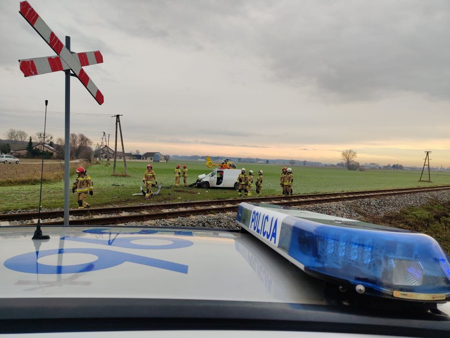 Wypadek na przejeździe kolejowym. Na miejsce zadysponowano śmigłowiec LPR