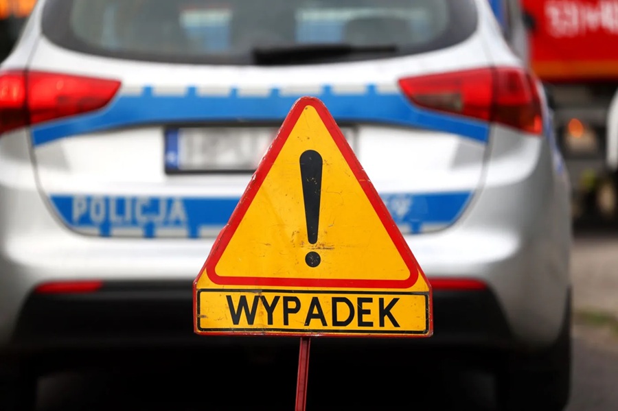 Cofając potrąciła starszą kobietę, która szła chodnikiem