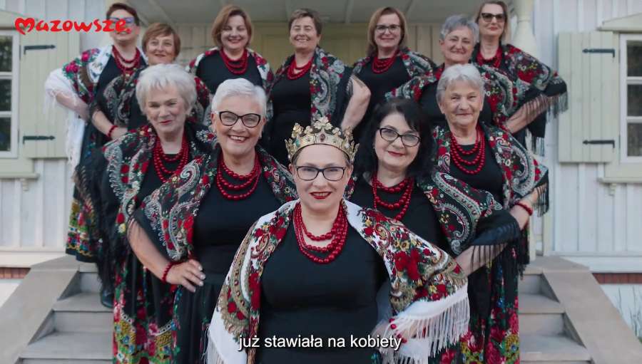 kobiety w ludowych strojach