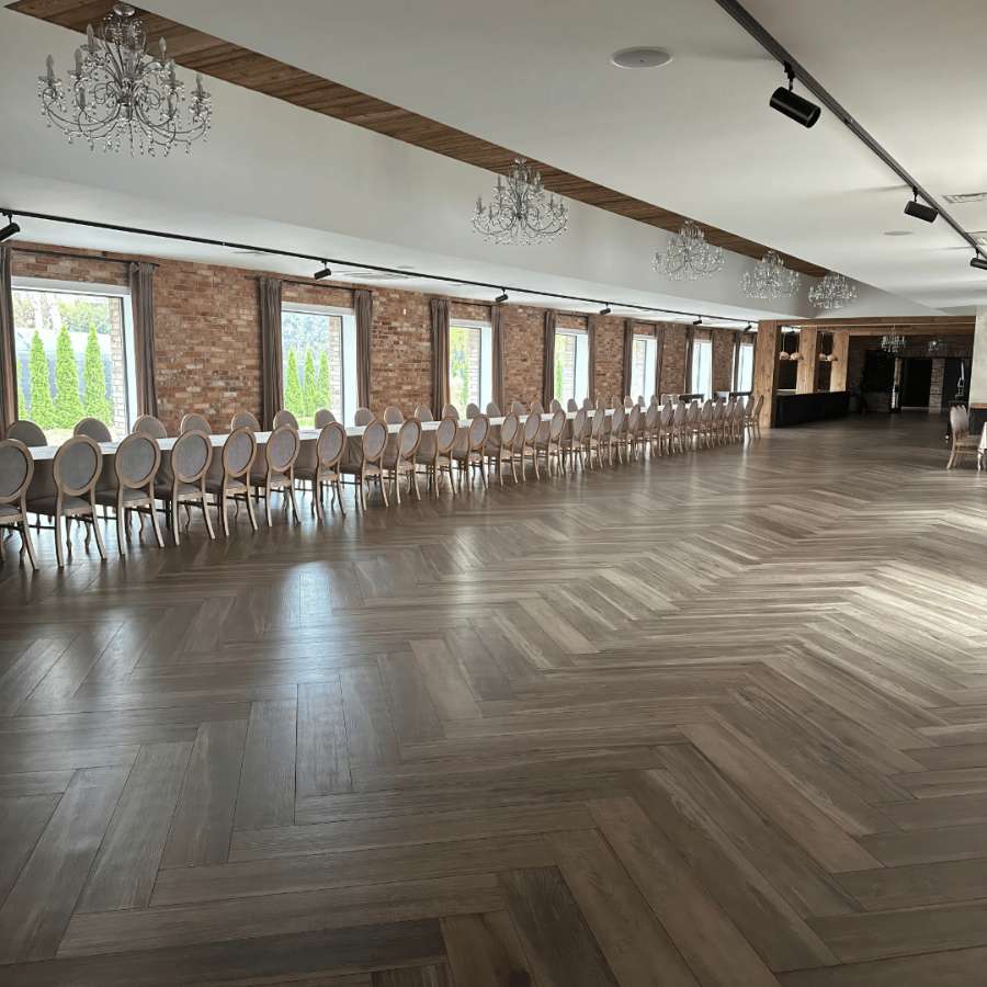 sala bankietowa z krzesłami i drewnianą podłogą