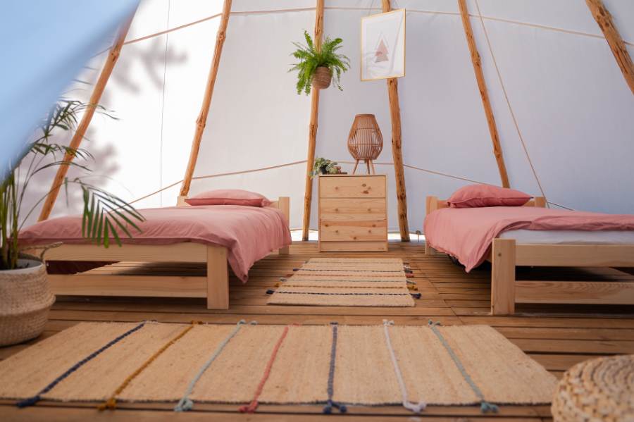 glamping łóżka drewniana podłoga