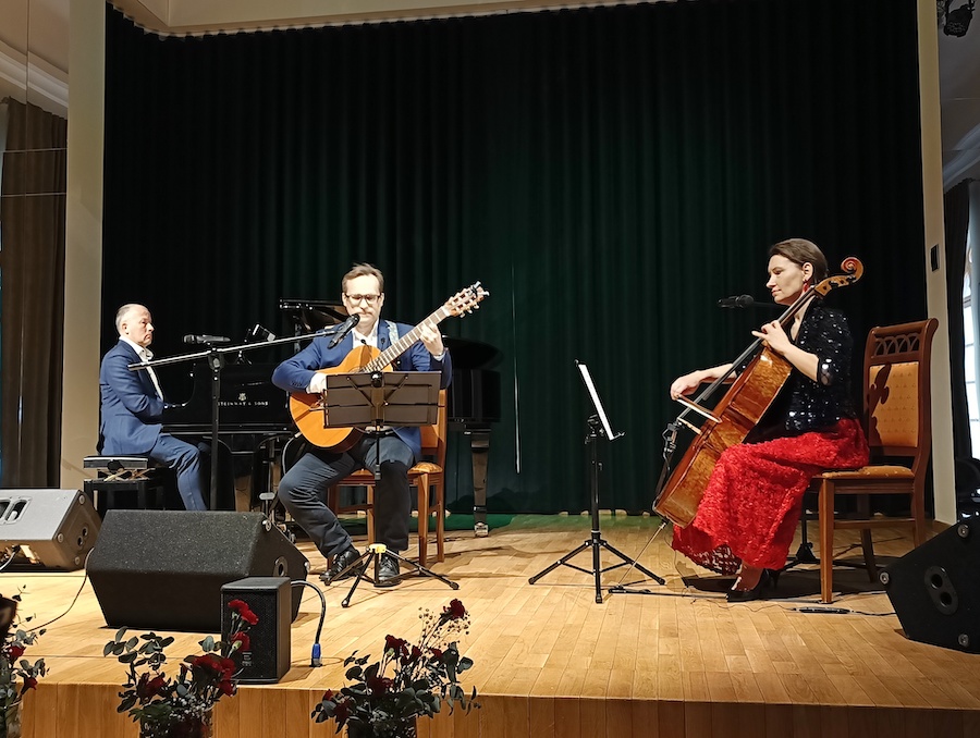 W koncercie zatytułowanym „Dwie romantyczne miłości - Kobieta i Ojczyzna” wystąpiło trio muzyków: Michał Konstrat (śpiew i gitara), Małgorzata Sroczyńska (wiolonczela) oraz Marcin Prokopiak (pianino).