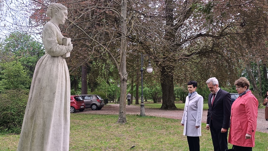 Przed konferencją złożono kwiaty przed pomnikiem A. Bąkowskiej