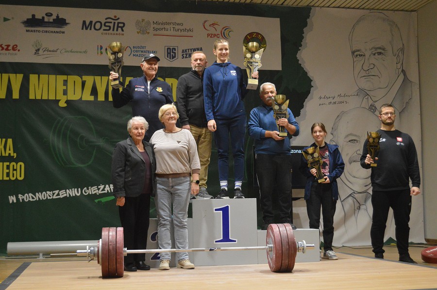 memoriał, sztanga, pomost, nagrodzeni sportowcy, podium