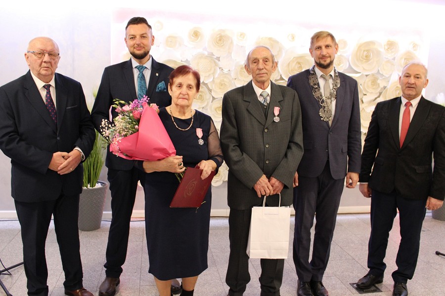 pary z medalami od Prezydenta Rzeczpospolitej Polskiej