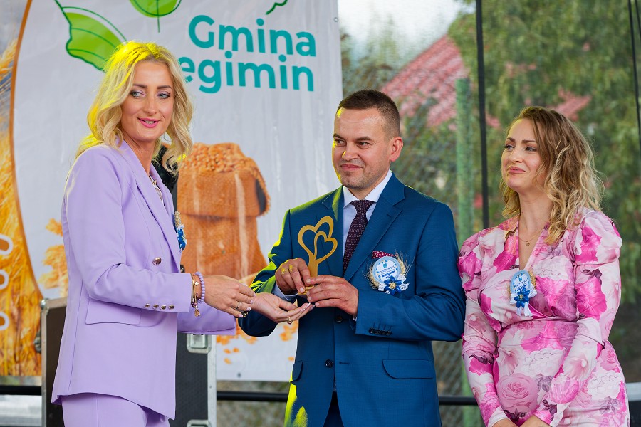 Fot. RM/Wójt Gminy Regimin Mariola Kołakowska i starostowie dożynek