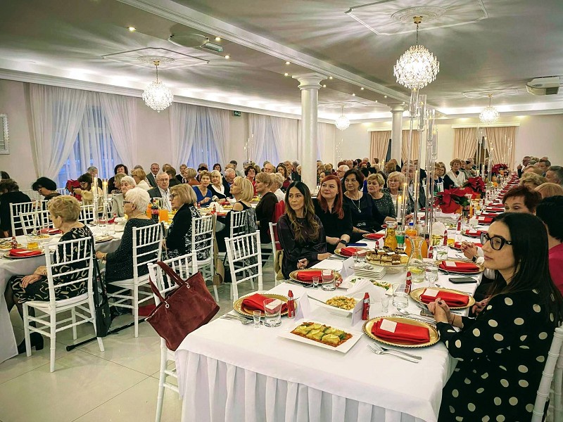 Osoby siedzące za stołem, wigilia