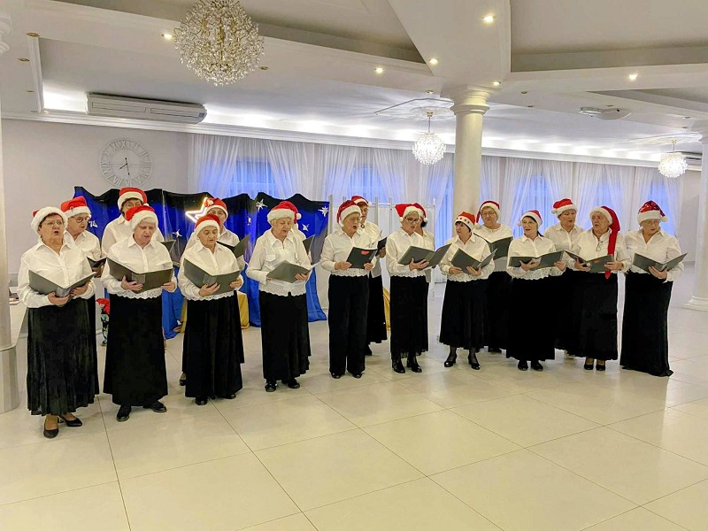 panie z Uniwersytetu trzeciego wieku śpiewające kolędy