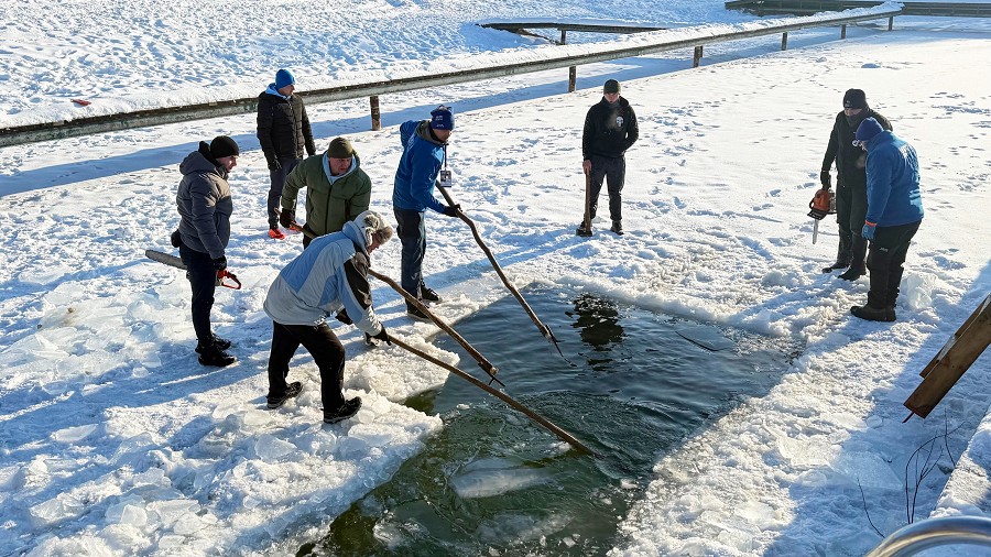 mężczyźni skuwający lód na kąpielisku