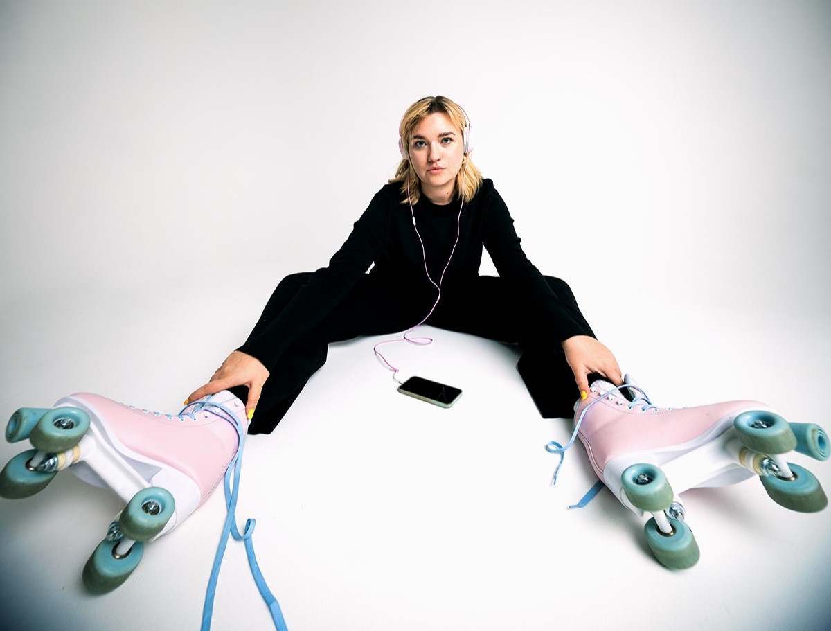 Dziewczyna na wrotkach słuchająca muzyki