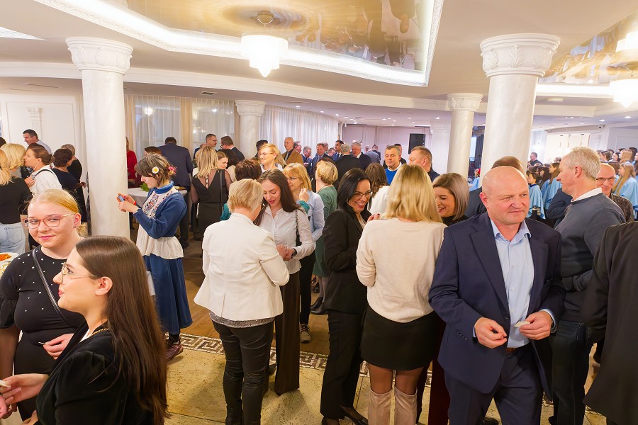 spotkanie opłatkowe, dzielenie się opłatkiem