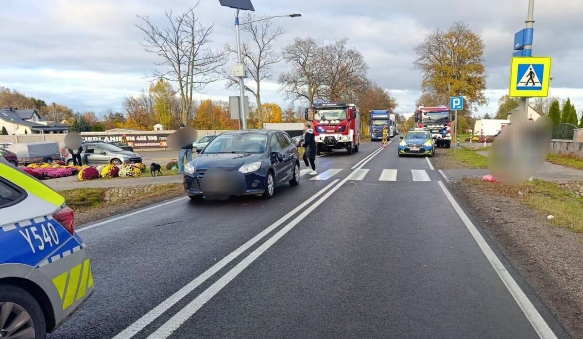 Potrącenie dwóch kobiet w Kraszewie. Droga zablokowana