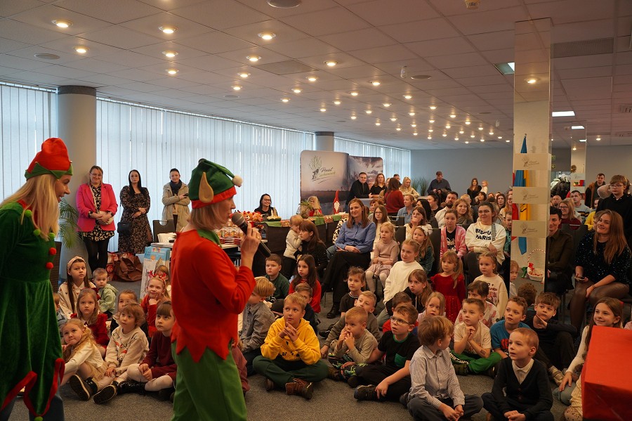 dzieci siedzące na podłodze