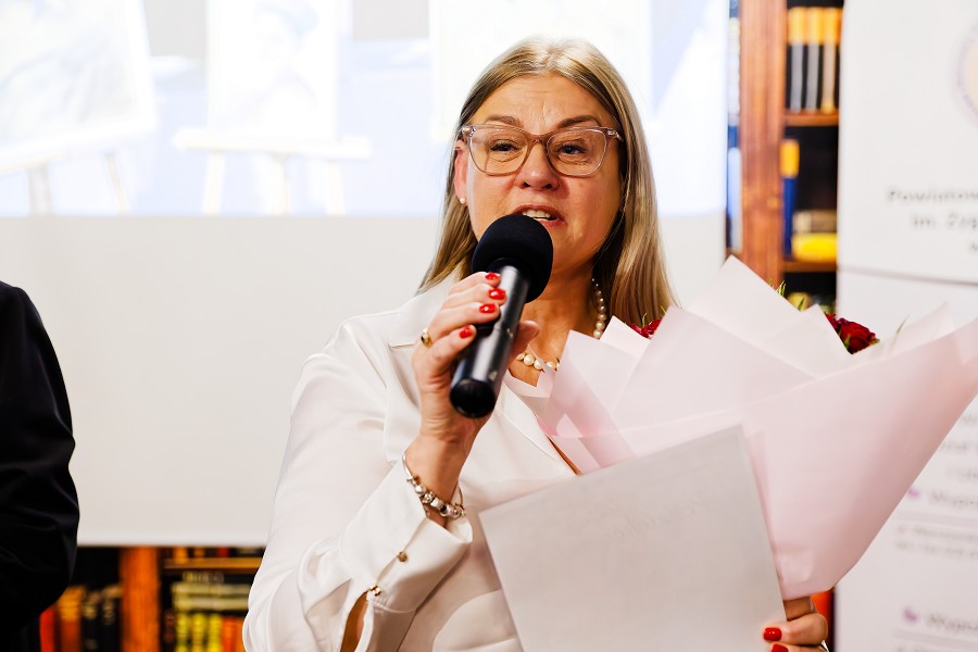 kobieta z mikrofonem, profesor Anita Frankowiak