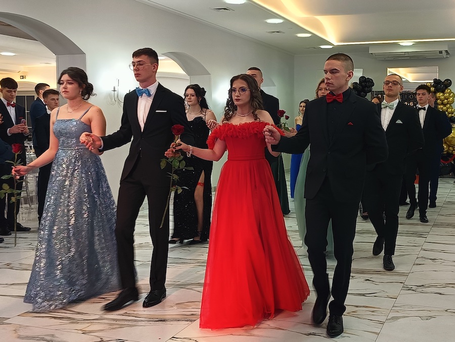 Uczniowie ILO PUL w polonezie