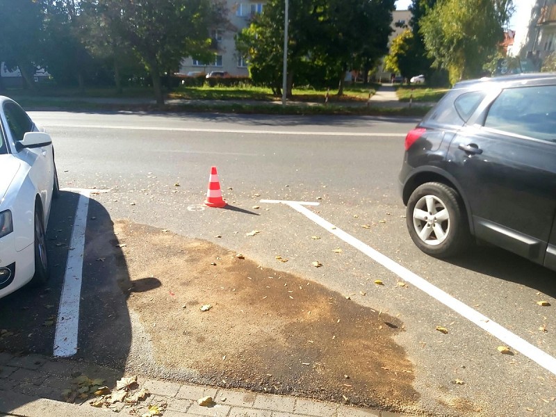 Torby z paliwem i świeczka pod samochodem przed ciechanowską komendą. 78-latek zatrzymany