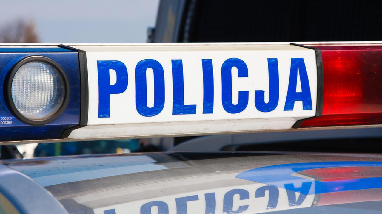 Policjanci wyprowadzili z zadymionego budynku dwie kobiety 