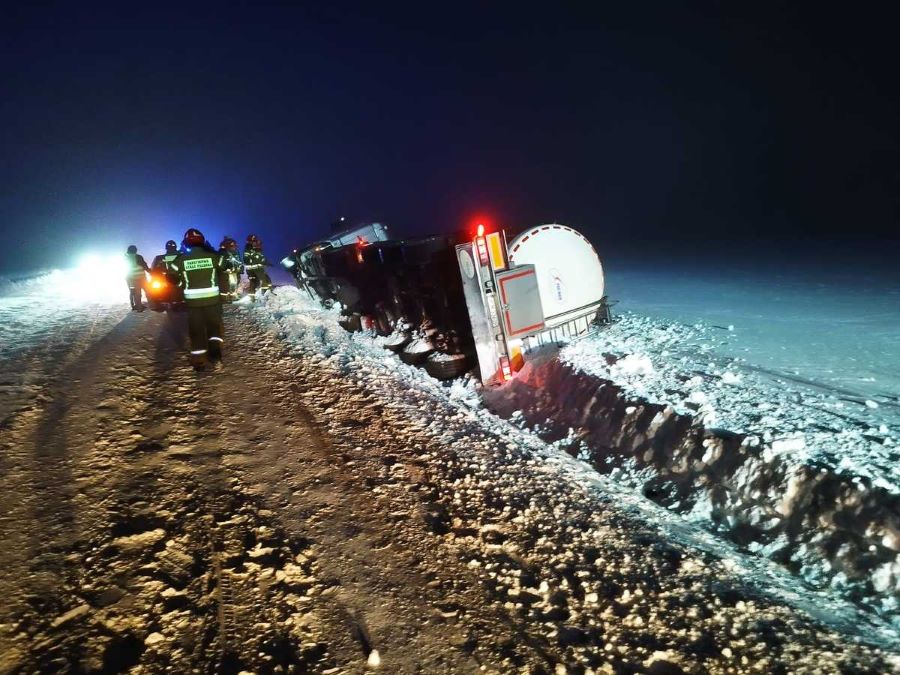 Wjechał cysterną do rowu. Niebezpieczne zdarzenie w Opinogórze