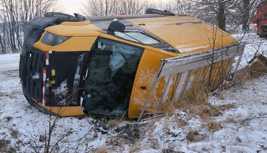 Nie dostosował prędkości do warunków – auto w rowie w Sońsku