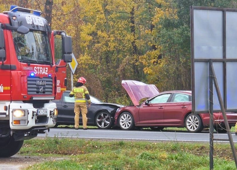 Zderzenie dwóch Audi w Kraszewie. Policja ustala przyczyny wypadku