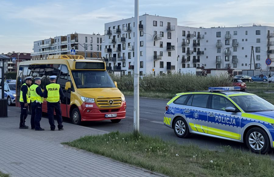 Wjechali na hulajnogach na przejście. Nagłe hamowanie autobusu-pasażerka w szpitalu