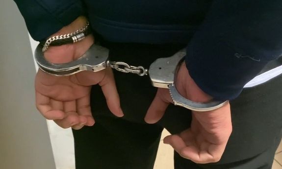 mężczyzna w kajdankach