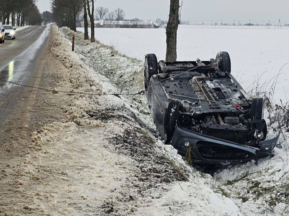 Stracił panowanie nad samochodem i dachował