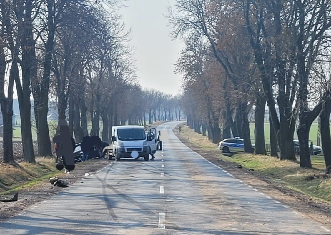 Zderzenie czterech samochodów pod Ciechanowem. Jedno z aut wpadło do rowu