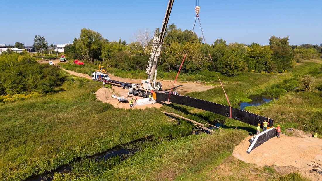 W Ciechanowie powstaje nowa kładka nad Łydynią. To ważny odcinek trasy rowerowej