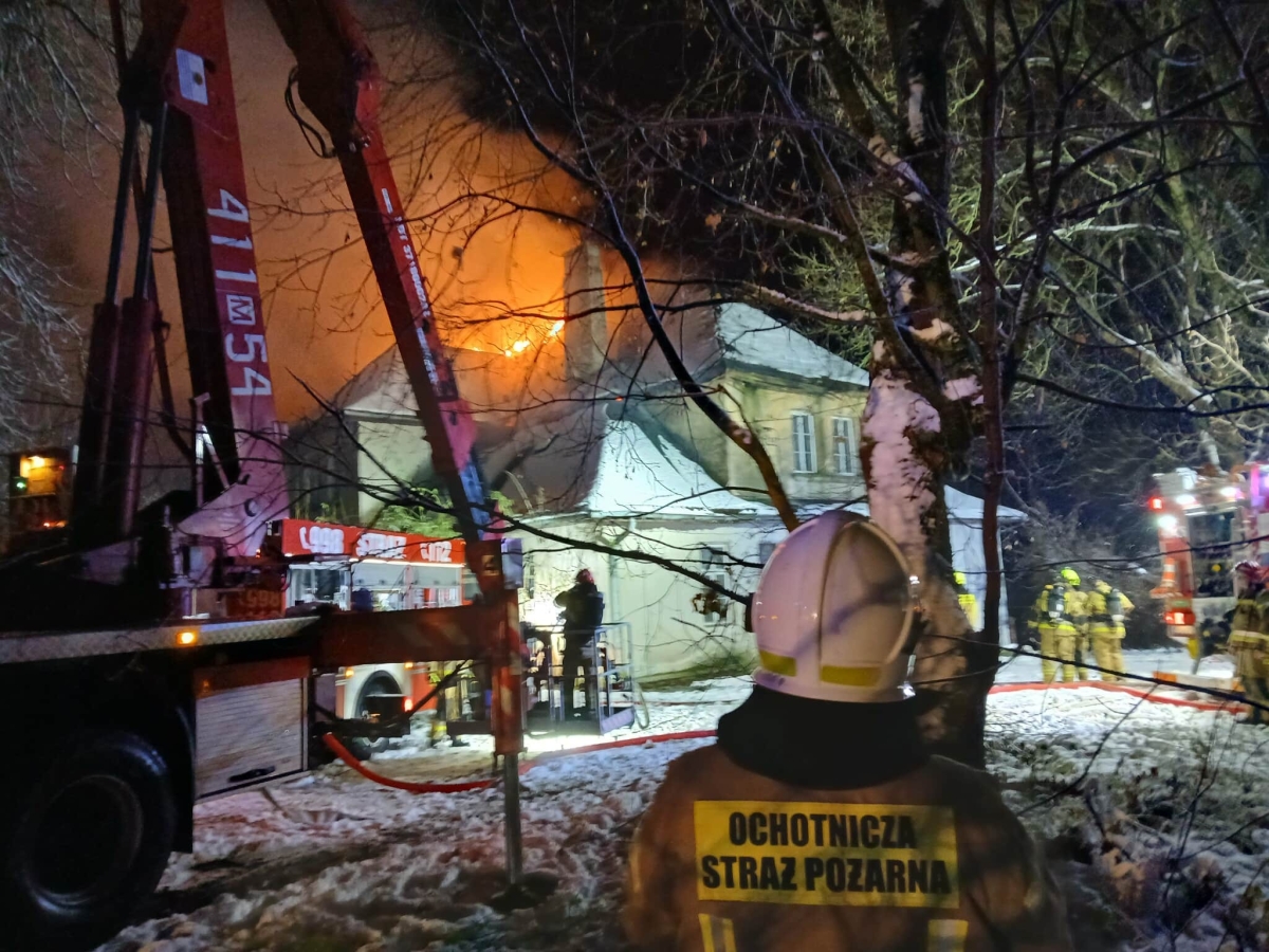 pożar zabytkowego budynku w Pałukach