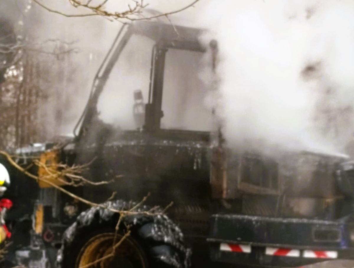 dym, paląca się maszyna do wyrębu lasu