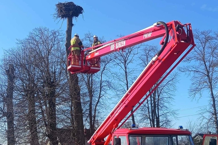 Strażacy i pracownicy gminy uratowali bocianie gniazdo