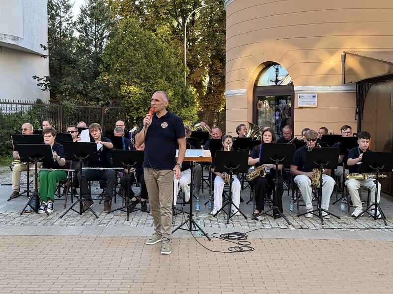 Muzyka na ulicy. Orkiestra Dęta OSP zagrała dla mieszkańców Ciechanowa