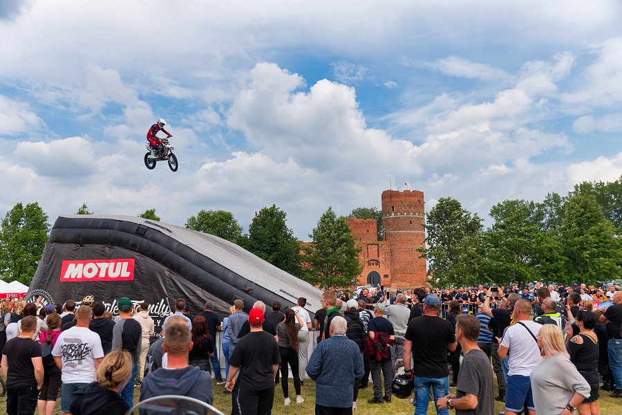 Ryk silników i rockowe brzmienia. Jubileuszowy zlot motocyklistów w Ciechanowie