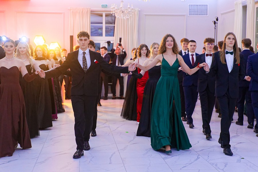 taniec poloneza podczas studniówki