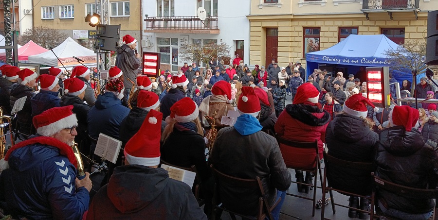 Jarmark, pierogi i wspólne kolędowanie. Ciechanowska wigilia 2025 [ZDJĘCIA]