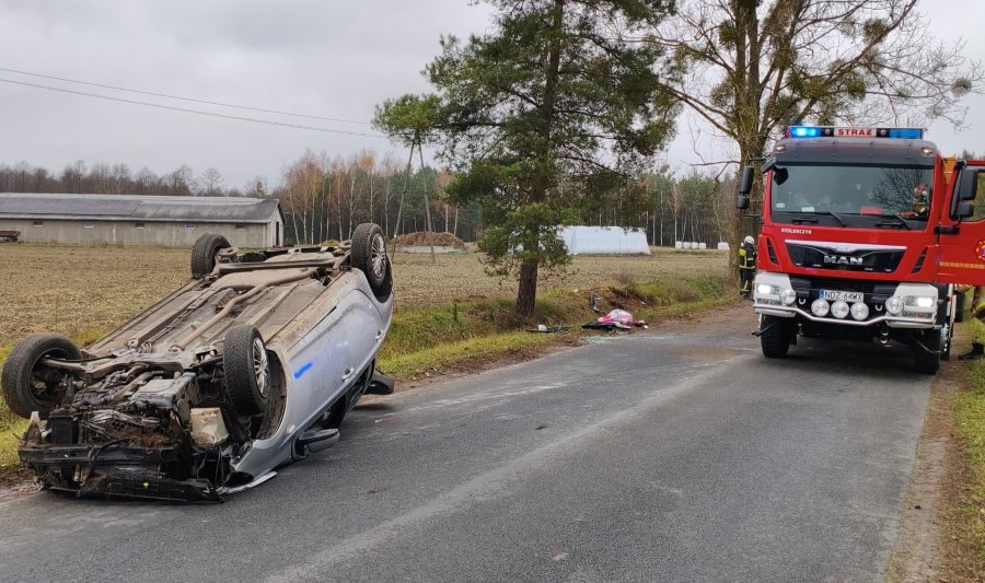 Dachowanie na trasie Cibórz – Nowy Dwór. 22-latka trafiła do szpitala