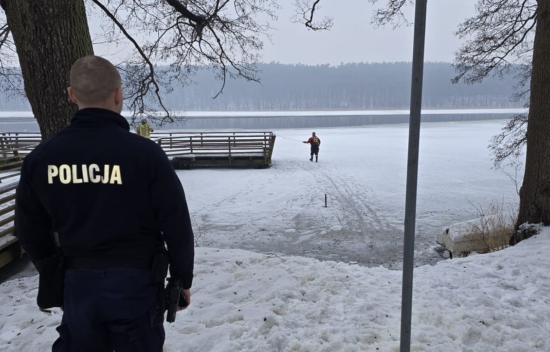 Mężczyzna wpadł do przerębla na jeziorze w Lidzbarku