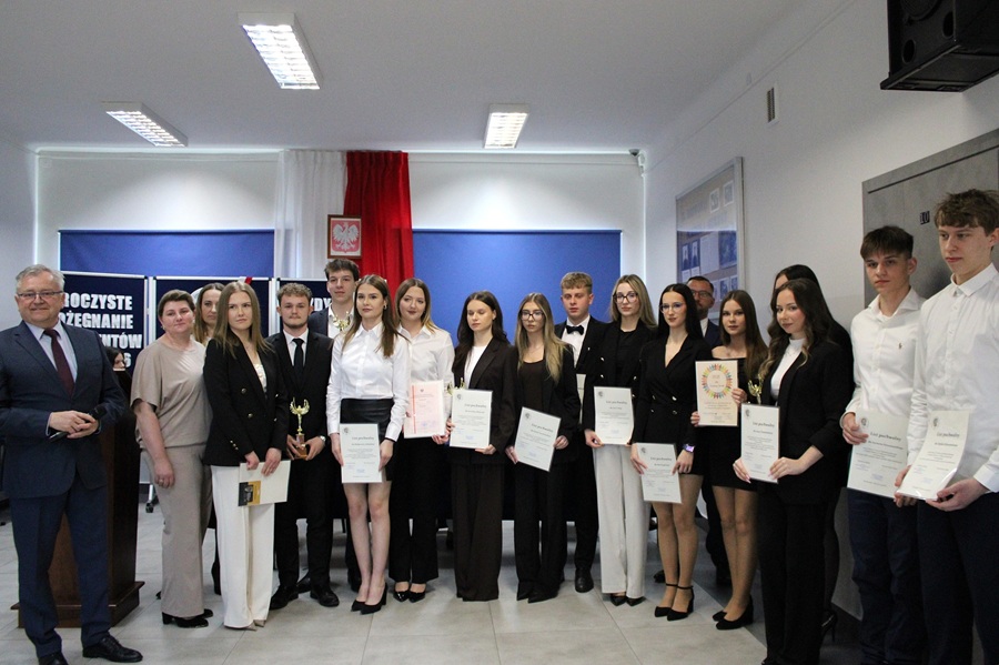 Czasu nie da się zatrzymać. Maturzyści opuścili mury szkół