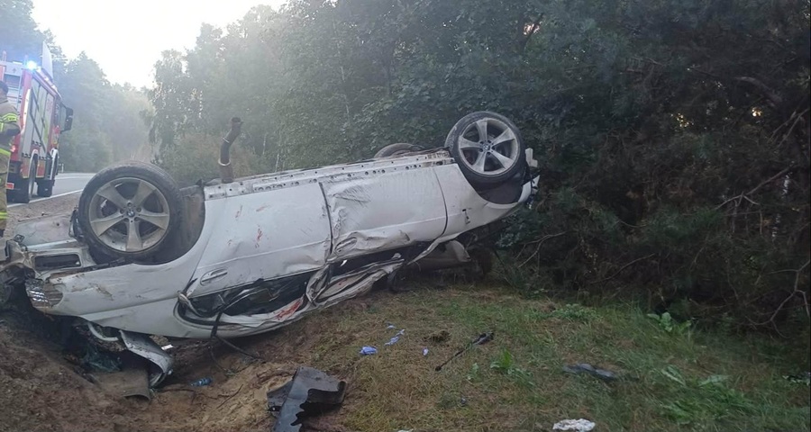 Prędkość ma znaczenie. Auto dachowało w rowie
