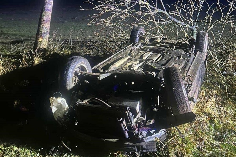 Dachowanie auta. Dwie osoby w szpitalu