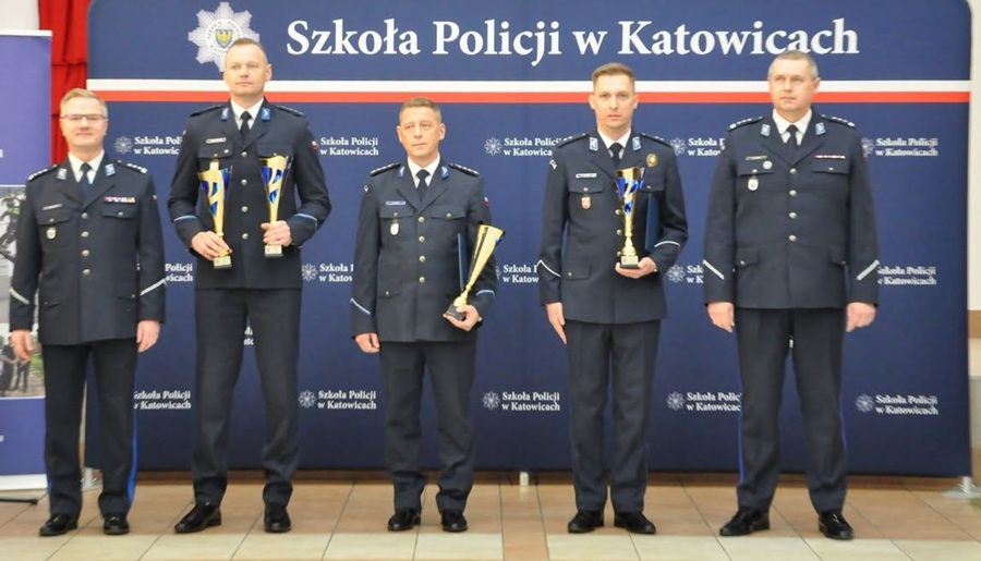 Mazowieccy policjanci na podium w zawodach dzielnicowych. Wsród nich policjant z Makowa