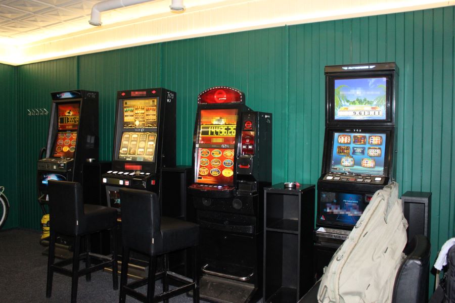 Akcja policji i służby celno-skarbowej. Przechwycono nielegalne automaty do gier