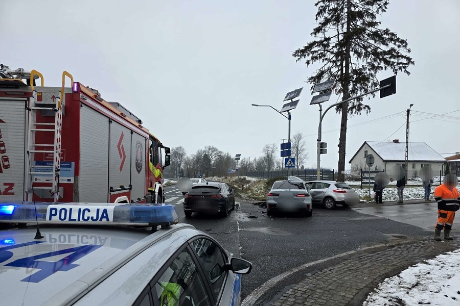 Groźny wypadek w Karniewie. Dwie osoby w szpitalu