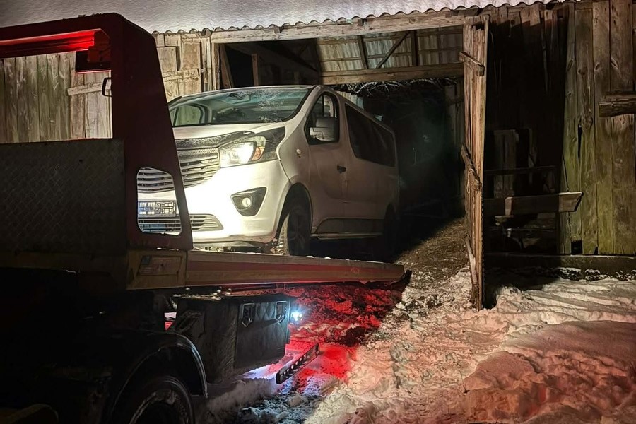 Auto zniknęło z parkingu. W sprawie zatrzymano czterech mężczyzn